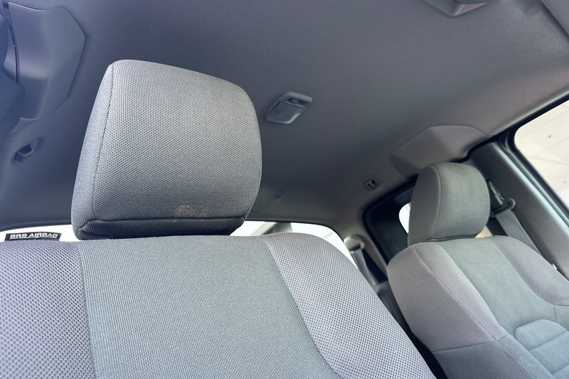 Nissan Frontier Vehicle Full-screen Gallery Image 16