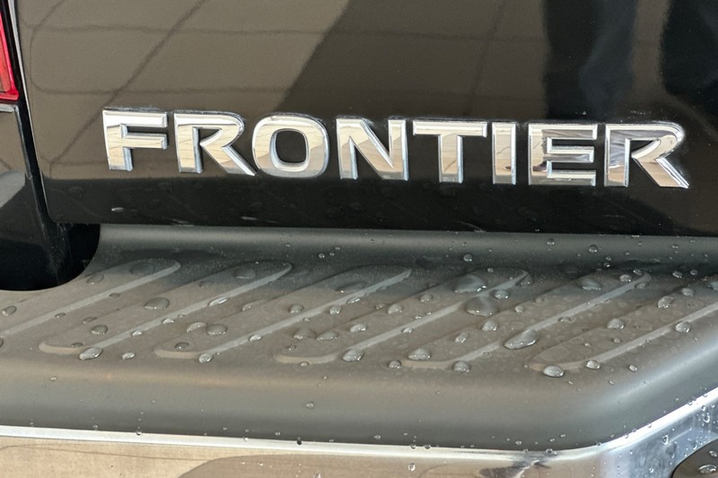 Nissan Frontier Vehicle Full-screen Gallery Image 24