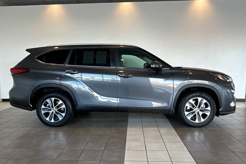 Toyota Highlander Vehicle Full-screen Gallery Image 03