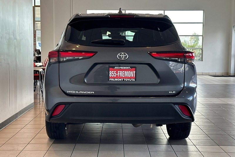 Toyota Highlander Vehicle Full-screen Gallery Image 05