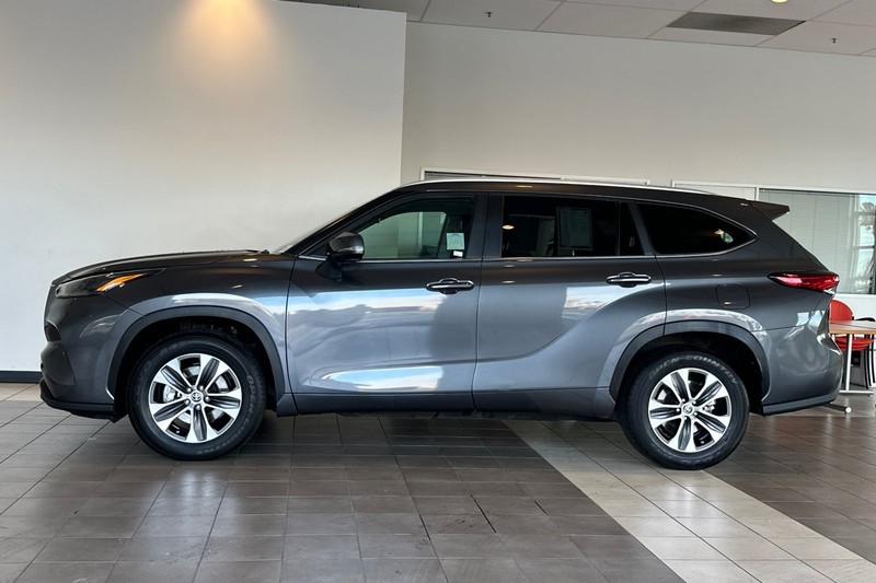 Toyota Highlander Vehicle Full-screen Gallery Image 07