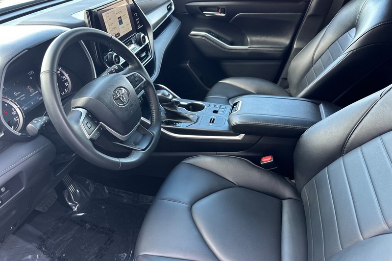 Toyota Highlander Vehicle Full-screen Gallery Image 10