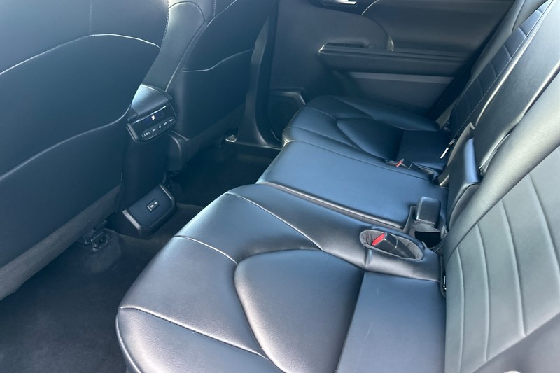 Toyota Highlander Vehicle Full-screen Gallery Image 12