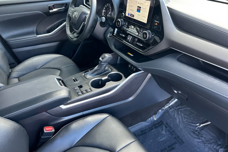 Toyota Highlander Vehicle Full-screen Gallery Image 16