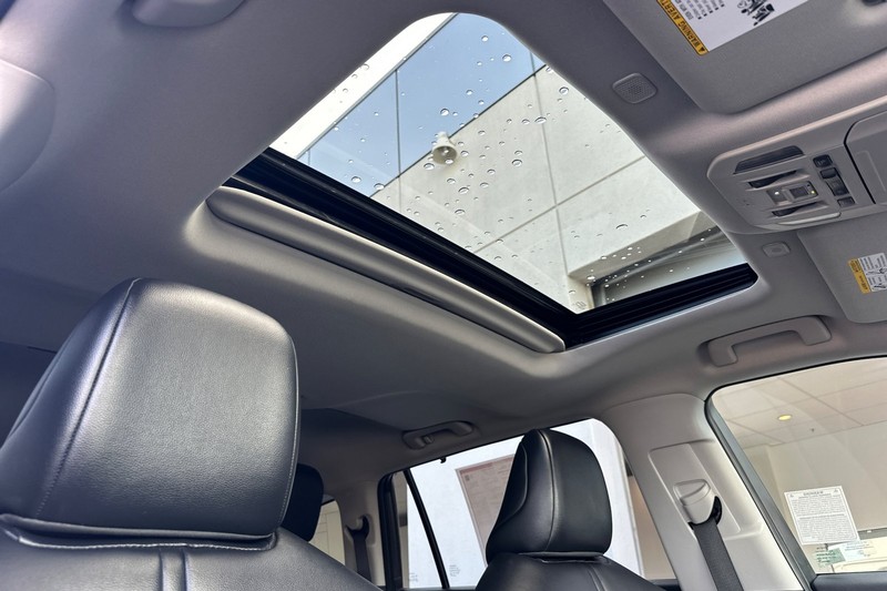 Toyota Highlander Vehicle Full-screen Gallery Image 17