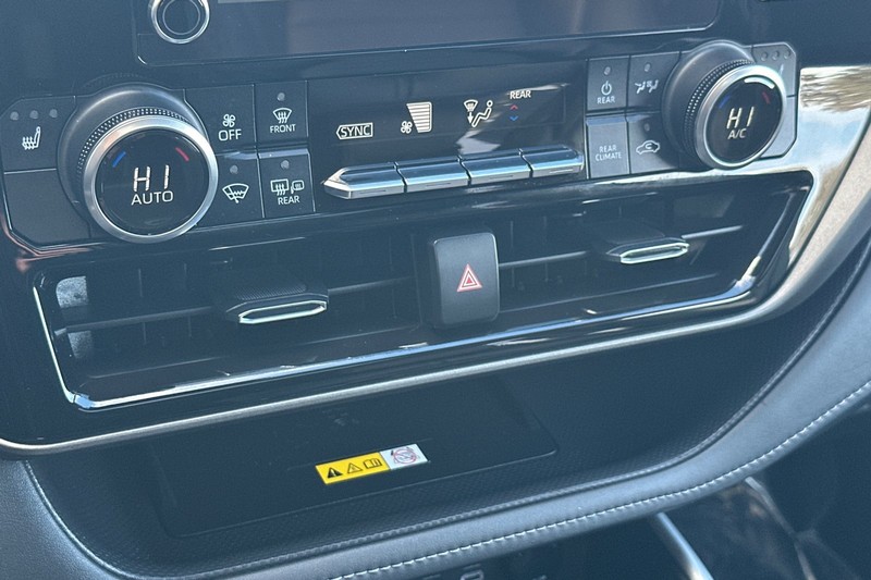 Toyota Highlander Vehicle Full-screen Gallery Image 21