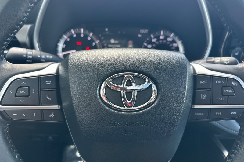Toyota Highlander Vehicle Full-screen Gallery Image 24