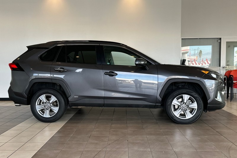 Toyota RAV4 Vehicle Full-screen Gallery Image 03