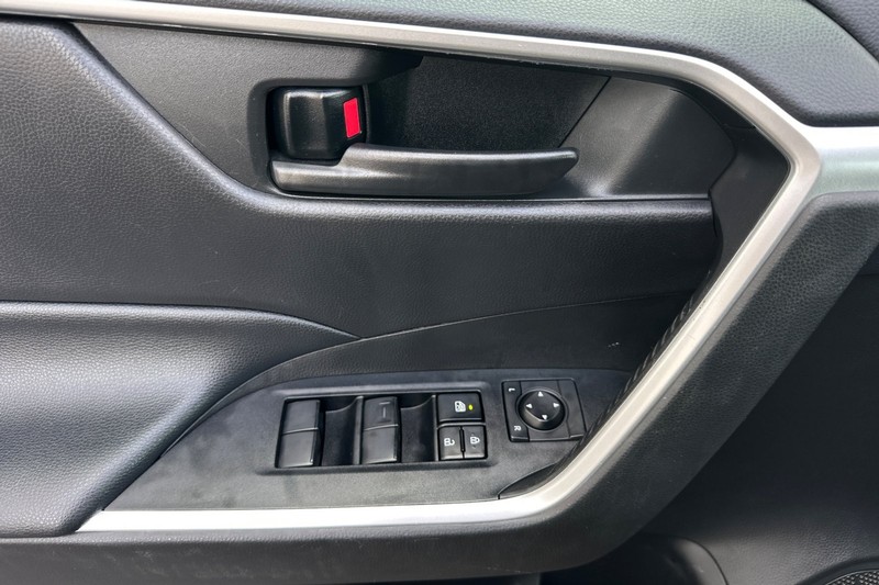 Toyota RAV4 Vehicle Full-screen Gallery Image 11