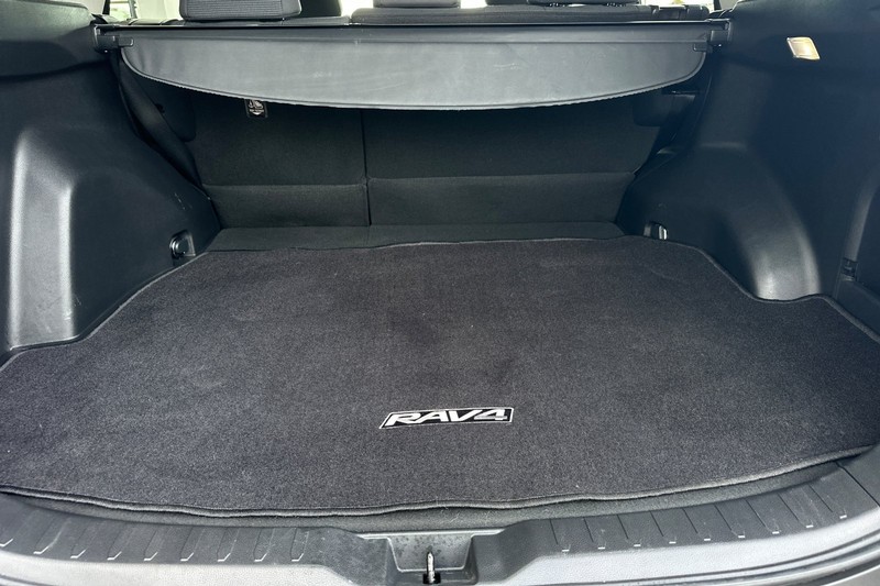 Toyota RAV4 Vehicle Full-screen Gallery Image 15