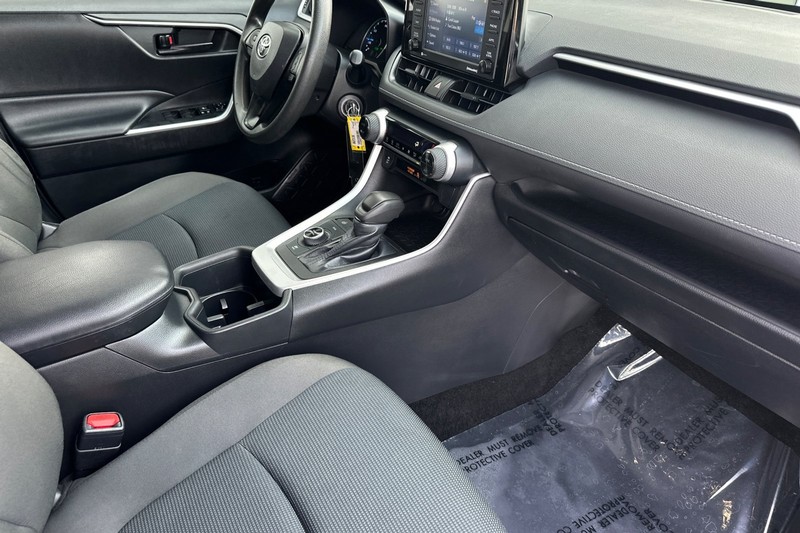 Toyota RAV4 Vehicle Full-screen Gallery Image 16