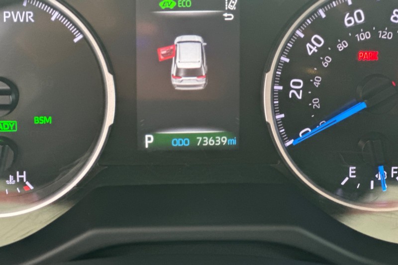 Toyota RAV4 Vehicle Full-screen Gallery Image 24