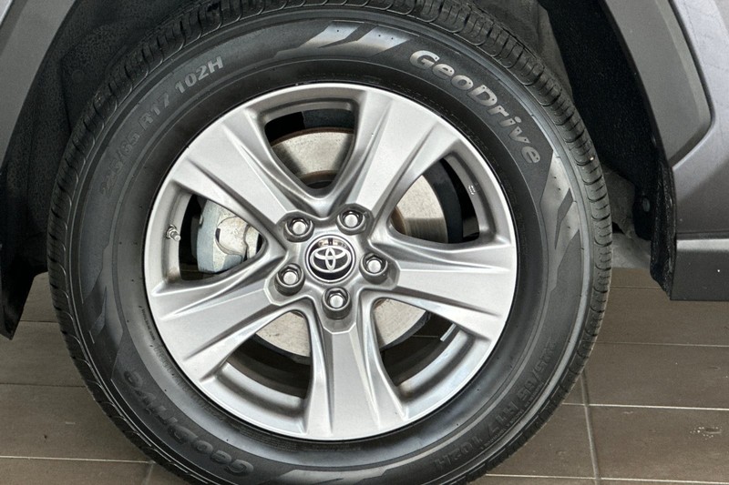 Toyota RAV4 Vehicle Full-screen Gallery Image 25