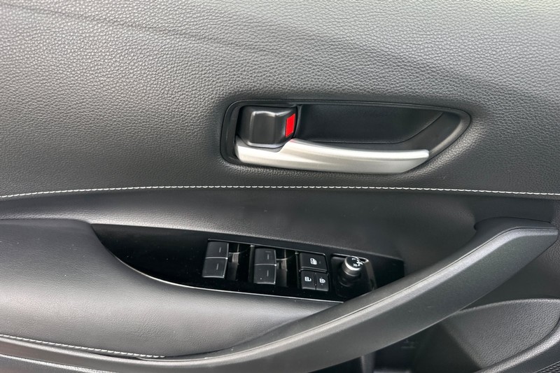 Toyota Corolla Hatchback Vehicle Full-screen Gallery Image 11