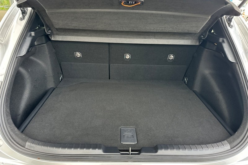 Toyota Corolla Hatchback Vehicle Full-screen Gallery Image 15