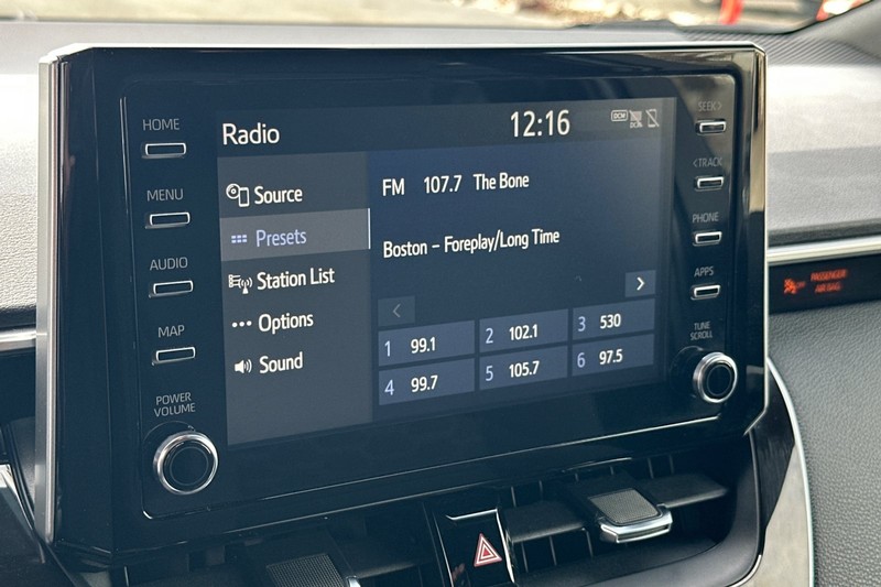 Toyota Corolla Hatchback Vehicle Full-screen Gallery Image 18