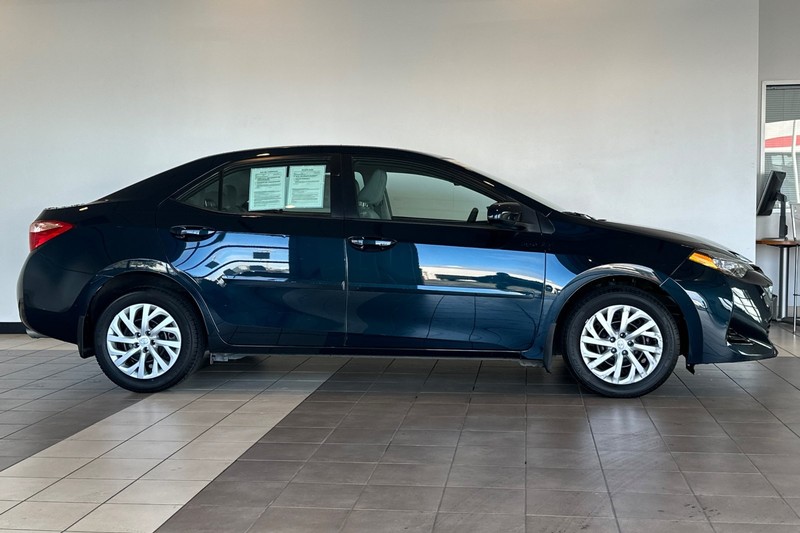 Toyota Corolla Vehicle Full-screen Gallery Image 03