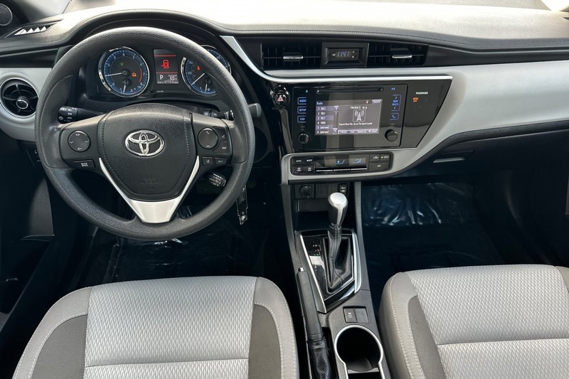 Toyota Corolla Vehicle Full-screen Gallery Image 13