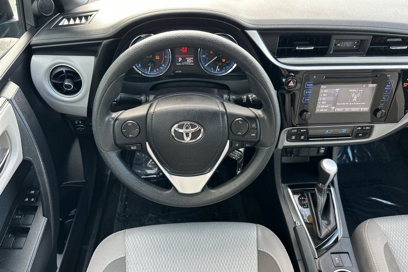 Toyota Corolla Vehicle Full-screen Gallery Image 14