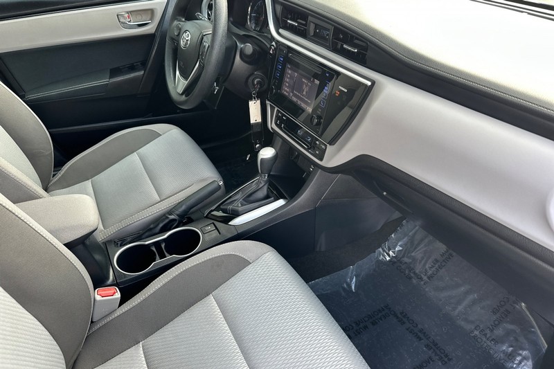 Toyota Corolla Vehicle Full-screen Gallery Image 15