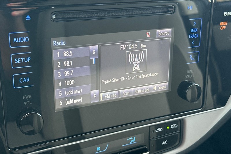 Toyota Corolla Vehicle Full-screen Gallery Image 17