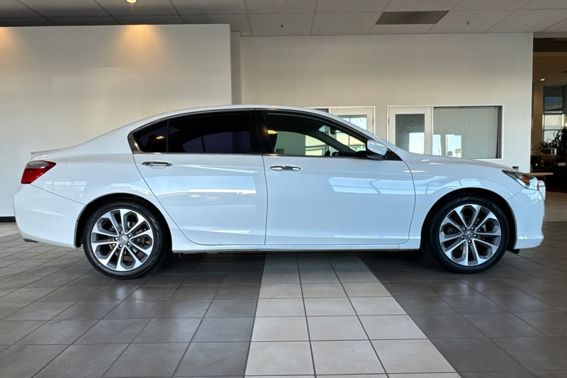 Honda Accord Sedan Vehicle Full-screen Gallery Image 03