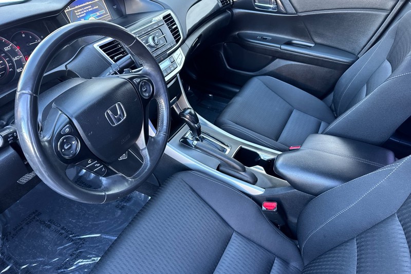 Honda Accord Sedan Vehicle Full-screen Gallery Image 10