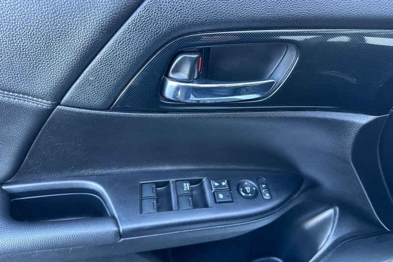 Honda Accord Sedan Vehicle Full-screen Gallery Image 11