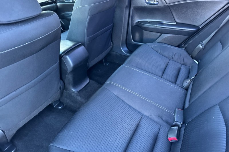 Honda Accord Sedan Vehicle Full-screen Gallery Image 12