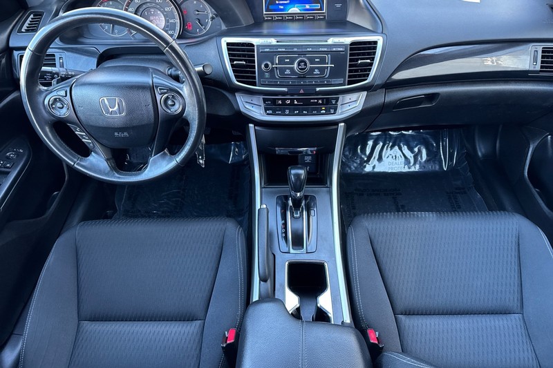 Honda Accord Sedan Vehicle Full-screen Gallery Image 13