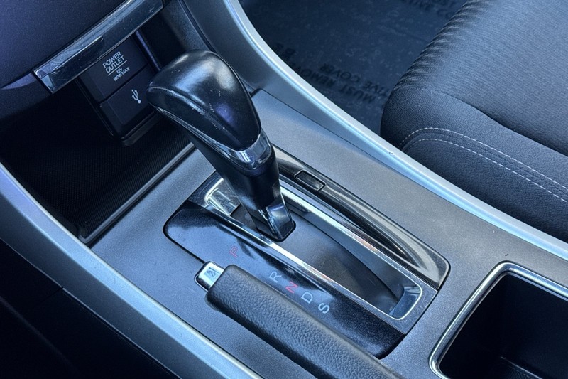 Honda Accord Sedan Vehicle Full-screen Gallery Image 20