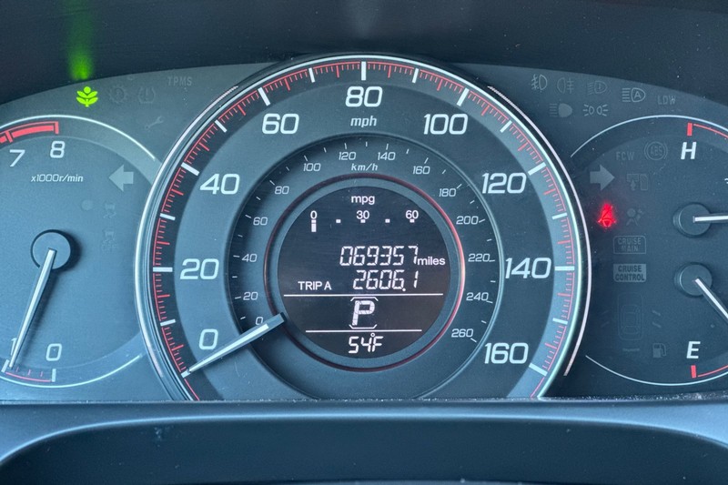 Honda Accord Sedan Vehicle Full-screen Gallery Image 23