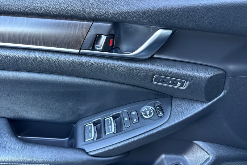 Honda Accord Sedan Vehicle Full-screen Gallery Image 11