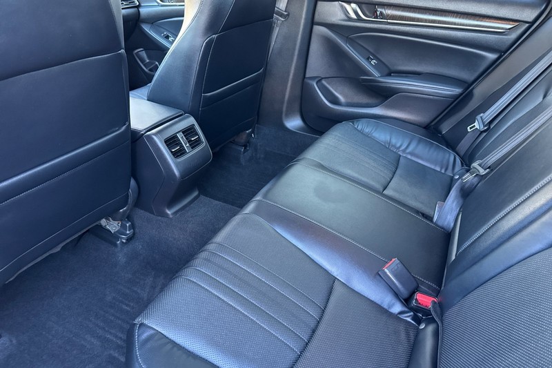Honda Accord Sedan Vehicle Full-screen Gallery Image 12