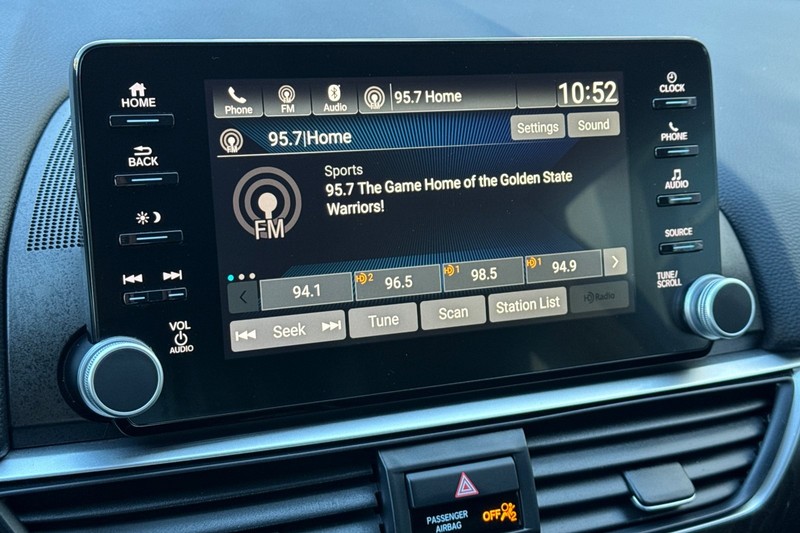 Honda Accord Sedan Vehicle Full-screen Gallery Image 17