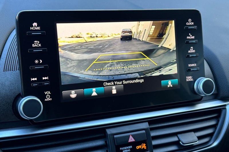 Honda Accord Sedan Vehicle Full-screen Gallery Image 18