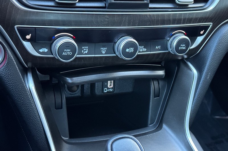 Honda Accord Sedan Vehicle Full-screen Gallery Image 19