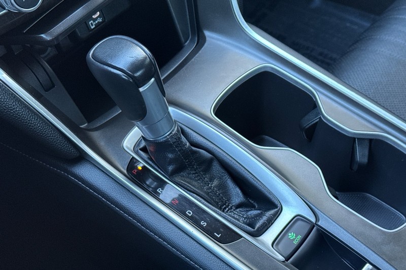 Honda Accord Sedan Vehicle Full-screen Gallery Image 20