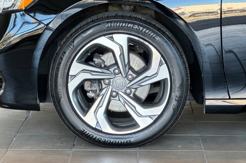 Honda Accord Sedan Vehicle Full-screen Gallery Image 25