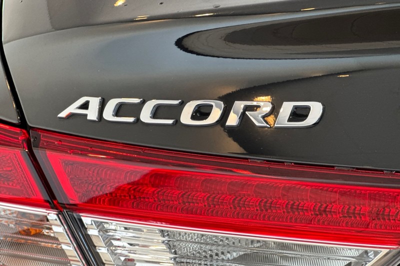 Honda Accord Sedan Vehicle Full-screen Gallery Image 26