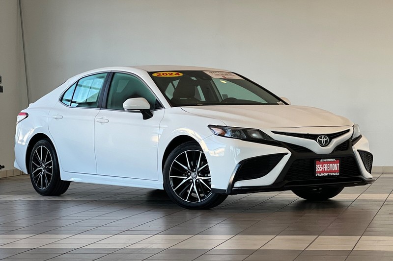 Toyota Camry Vehicle Full-screen Gallery Image 02