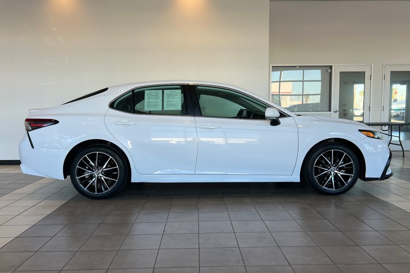 Toyota Camry Vehicle Full-screen Gallery Image 03