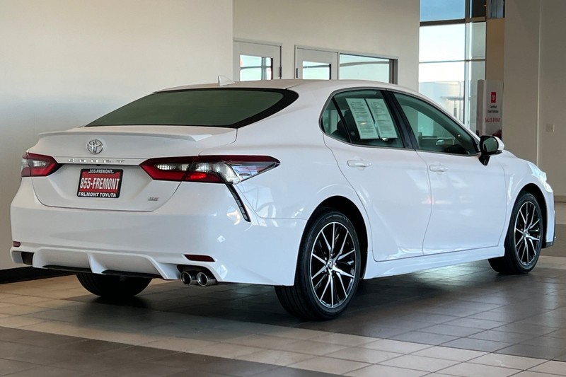 Toyota Camry Vehicle Full-screen Gallery Image 04