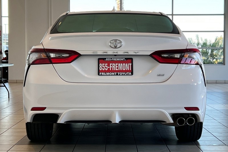 Toyota Camry Vehicle Full-screen Gallery Image 05