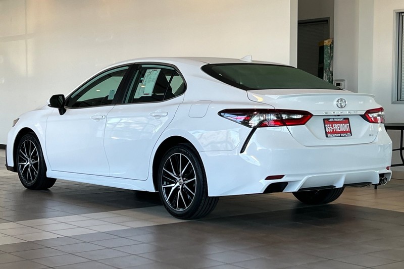 Toyota Camry Vehicle Full-screen Gallery Image 06