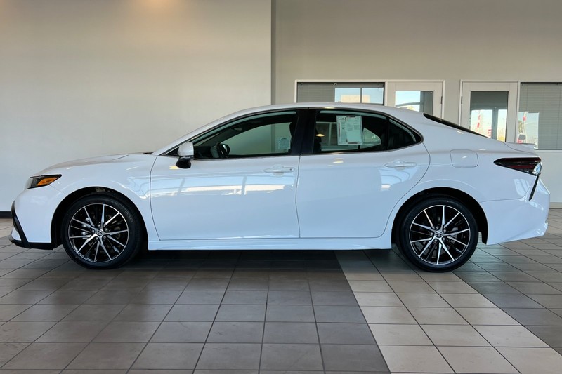 Toyota Camry Vehicle Full-screen Gallery Image 07