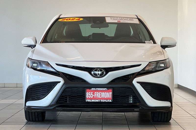 Toyota Camry Vehicle Full-screen Gallery Image 09