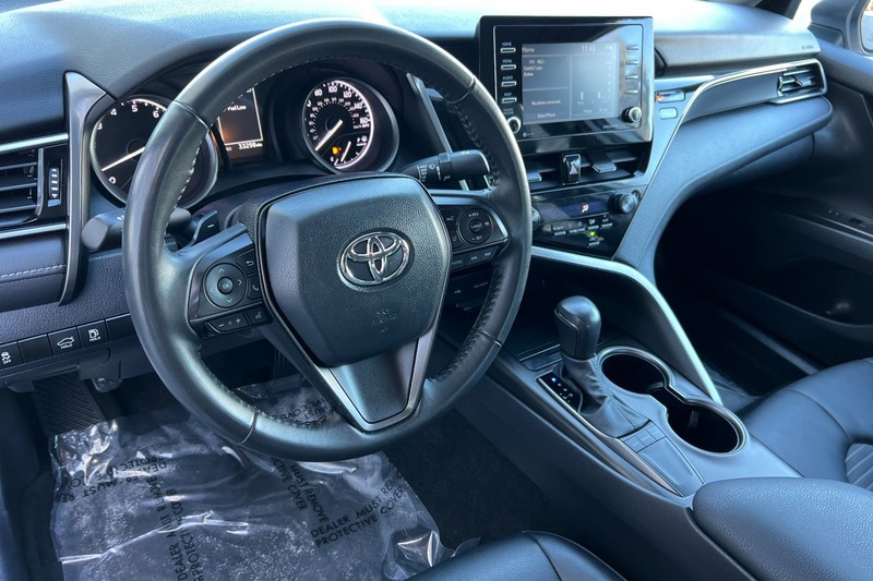 Toyota Camry Vehicle Full-screen Gallery Image 10