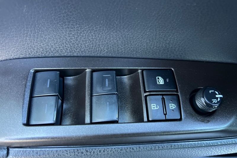 Toyota Camry Vehicle Full-screen Gallery Image 11