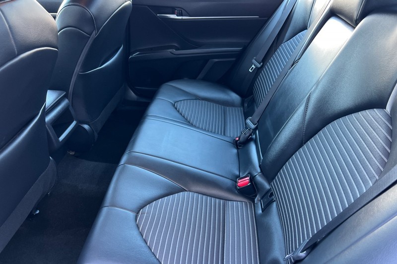 Toyota Camry Vehicle Full-screen Gallery Image 12